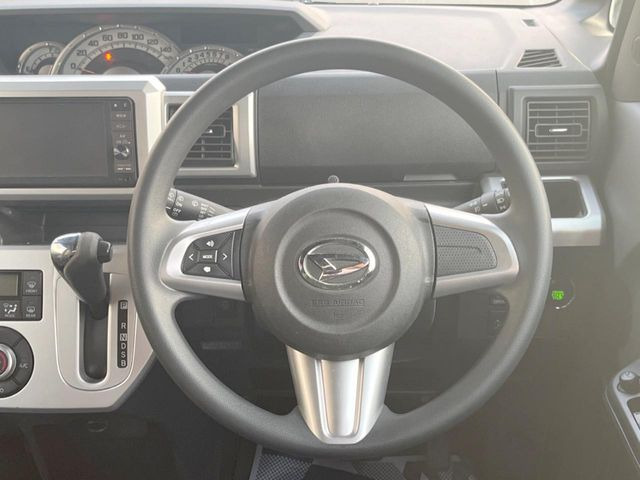 �C���e���A�ɍ��킹���f�U�C���̃X�e�A�����O�́A�^�]�������̂��Ƃ��l���A�^�]���₷���`��A�傫���ł��B�����x�A���ۂɐG���Ă��m���߂��������B