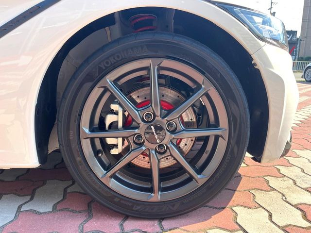 �y�����A���~�z�C�[���z�O�ςɃ}�b�`���������A���~�z�C�[���𑕒����Ă���܂��B�e��ЊO�A���~�z�C�[����A�X�^�b�h���X�^�C�����戵�����Ă���܂��B���񂲑��k����������