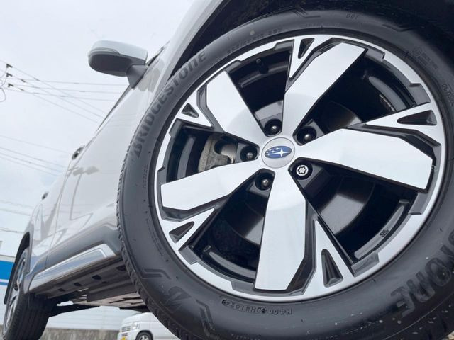 �y����18�C���`�A���~�z�C�[���z�O�ςɃ}�b�`���������A���~�z�C�[���𑕒����Ă���܂��B�e��ЊO�A���~�z�C�[����A�X�^�b�h���X�^�C�����戵�����Ă���܂��B���񂲑��k����������