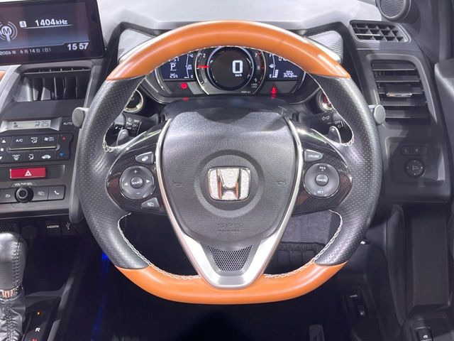 �C���e���A�ɍ��킹���f�U�C���̃X�e�A�����O�́A�^�]�������̂��Ƃ��l���A�^�]���₷���`��A�傫���ł��B�����x�A���ۂɐG���Ă��m���߂��������B