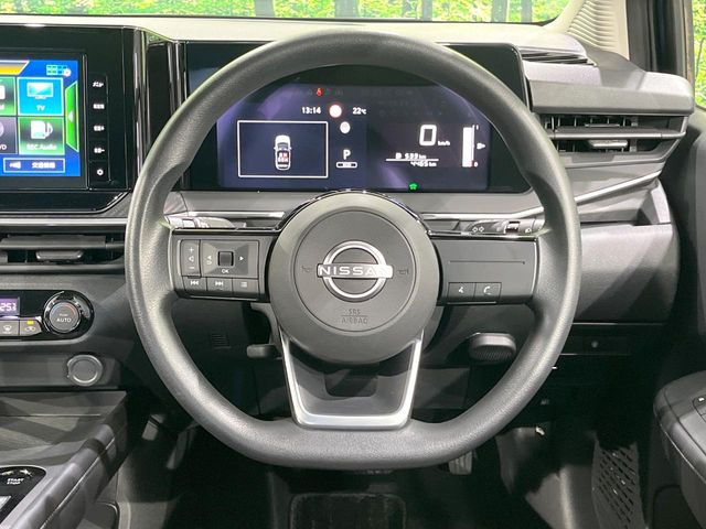 �C���e���A�ɍ��킹���f�U�C���̃X�e�A�����O�́A�^�]�������̂��Ƃ��l���A�^�]���₷���`��A�傫���ł��B�����x�A���ۂɐG���Ă��m���߂��������B