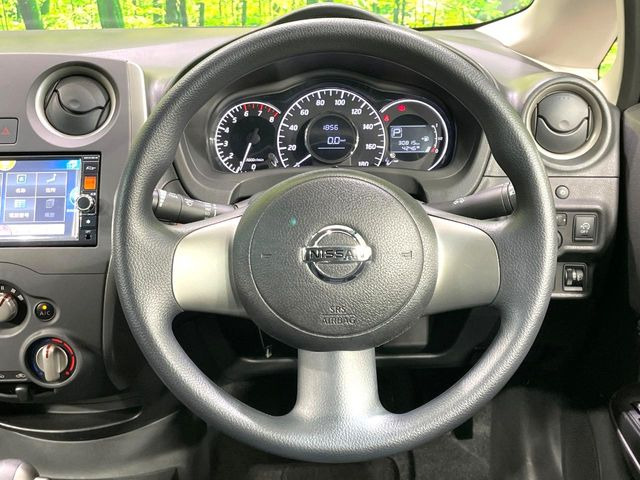 �C���e���A�ɍ��킹���f�U�C���̃X�e�A�����O�́A�^�]�������̂��Ƃ��l���A�^�]���₷���`��A�傫���ł��B�����x�A���ۂɐG���Ă��m���߂��������B