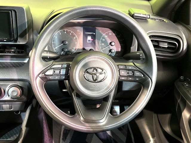 �C���e���A�ɍ��킹���f�U�C���̃X�e�A�����O�́A�^�]�������̂��Ƃ��l���A�^�]���₷���`��A�傫���ł��B�����x�A���ۂɐG���Ă��m���߂��������B