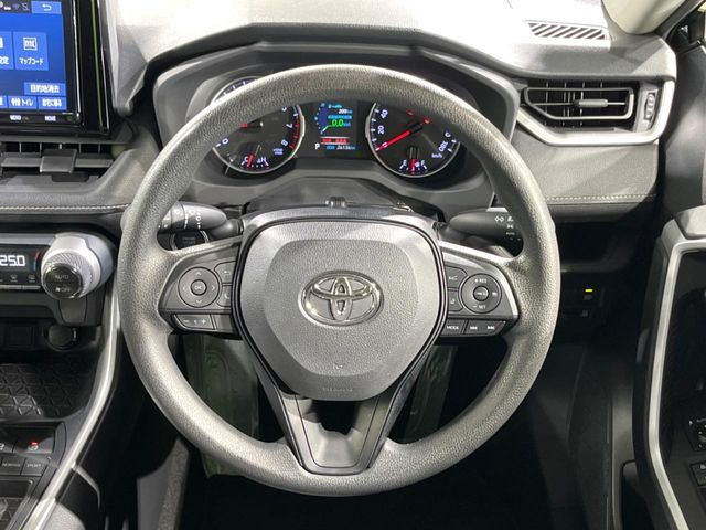 �C���e���A�ɍ��킹���f�U�C���̃X�e�A�����O�́A�^�]�������̂��Ƃ��l���A�^�]���₷���`��A�傫���ł��B�����x�A���ۂɐG���Ă��m���߂��������B