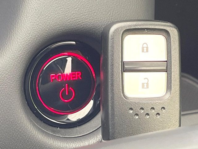 �yHonda�X�}�[�g�L�[�z�J�o����|�P�b�g�ɓ��ꂽ�܂܂ł��h�A�̎{���E�������\�ȃX�}�[�g�L�[�𑕔��B�G���W���̃I���E�I�t�����J�M�����o���K�v����������Ƃ��Ă��֗��ł���