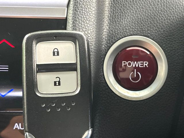 �yHonda�X�}�[�g�L�[�z�J�o����|�P�b�g�ɓ��ꂽ�܂܂ł��h�A�̎{���E�������\�ȃX�}�[�g�L�[�𑕔��B�G���W���̃I���E�I�t�����J�M�����o���K�v����������Ƃ��Ă��֗��ł���