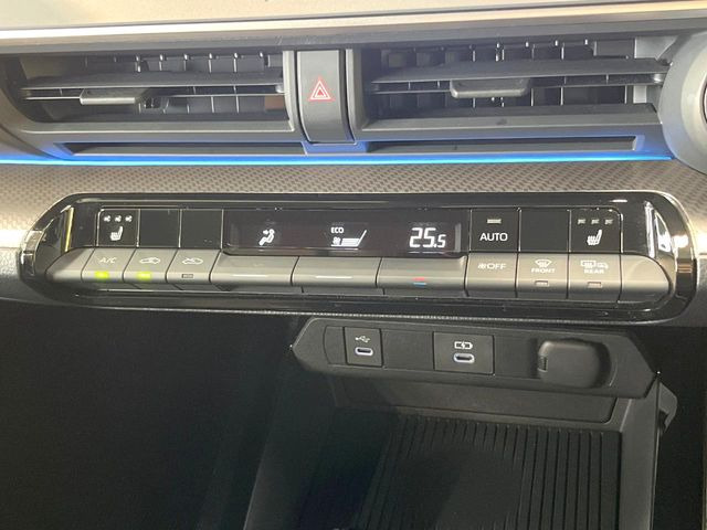 【オートエアコン】一度お好みの温度に設定すれば、車内の温度を検知し風量や温度を自動で調整。暑い&hellip;寒い&hellip;と何度もスイッチ操作をする必要はありません。快適な車内空間には必須の機能ですね♪