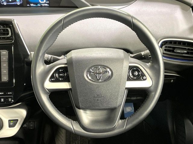 �C���e���A�ɍ��킹���f�U�C���̃X�e�A�����O�́A�^�]�������̂��Ƃ��l���A�^�]���₷���`��A�傫���ł��B�����x�A���ۂɐG���Ă��m���߂��������B