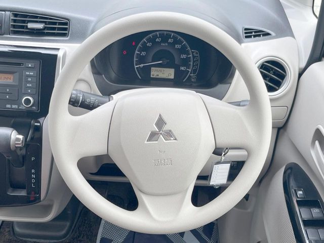 �C���e���A�ɍ��킹���f�U�C���̃X�e�A�����O�́A�^�]�������̂��Ƃ��l���A�^�]���₷���`��A�傫���ł��B�����x�A���ۂɐG���Ă��m���߂��������B