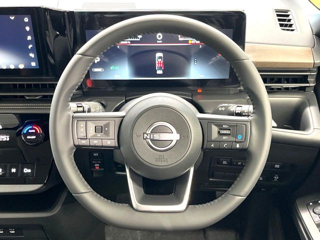 �C���e���A�ɍ��킹���f�U�C���̃X�e�A�����O�́A�^�]�������̂��Ƃ��l���A�^�]���₷���`��A�傫���ł��B�����x�A���ۂɐG���Ă��m���߂��������B