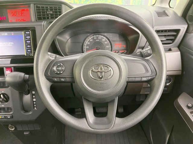 �C���e���A�ɍ��킹���f�U�C���̃X�e�A�����O�́A�^�]�������̂��Ƃ��l���A�^�]���₷���`��A�傫���ł��B�����x�A���ۂɐG���Ă��m���߂��������B