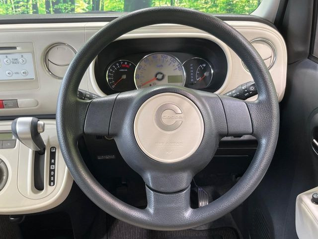 �C���e���A�ɍ��킹���f�U�C���̃X�e�A�����O�́A�^�]�������̂��Ƃ��l���A�^�]���₷���`��A�傫���ł��B�����x�A���ۂɐG���Ă��m���߂��������B