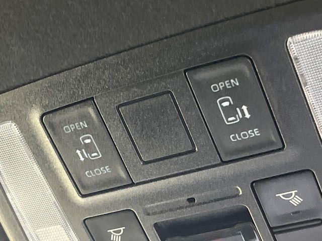 【両側パワースライドドア】スマートキーや運転席のスイッチで後席両側スライドドアの開閉が可能♪電動だから力を入れてドアを開ける必要が無く、小さなお子様でも簡単に開け閉めでき快適です♪