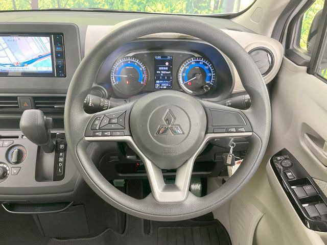 �C���e���A�ɍ��킹���f�U�C���̃X�e�A�����O�́A�^�]�������̂��Ƃ��l���A�^�]���₷���`��A�傫���ł��B�����x�A���ۂɐG���Ă��m���߂��������B