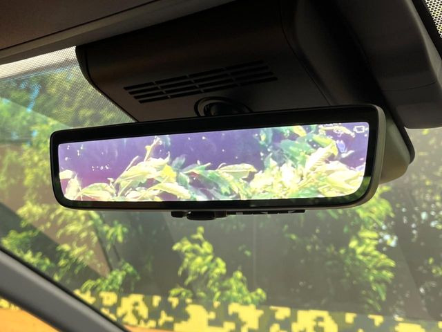 【デジタルインナーミラー】後席の大きな荷物や同乗者で後方が確認しづらい時でも安心!カメラが撮影した車両後方の映像をルームミラー内に表示。クリアな視界で状況の確認が可能です!