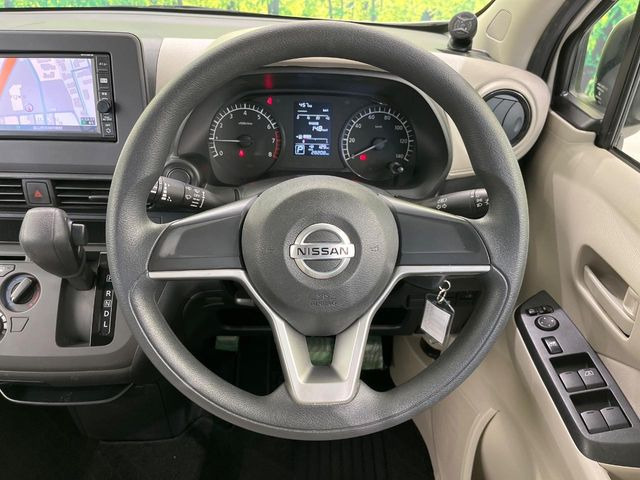 �C���e���A�ɍ��킹���f�U�C���̃X�e�A�����O�́A�^�]�������̂��Ƃ��l���A�^�]���₷���`��A�傫���ł��B�����x�A���ۂɐG���Ă��m���߂��������B