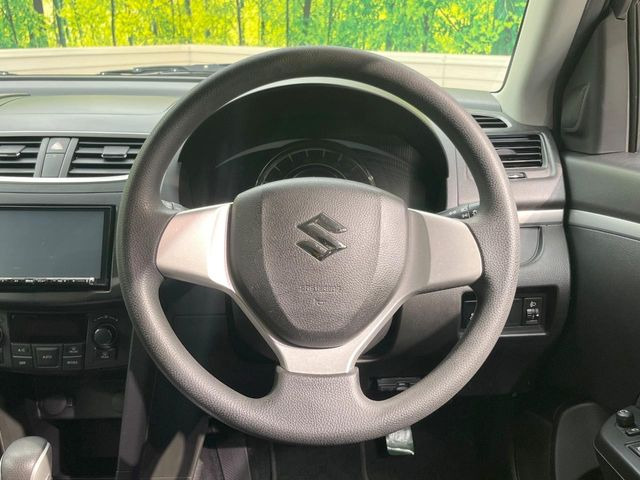 �C���e���A�ɍ��킹���f�U�C���̃X�e�A�����O�́A�^�]�������̂��Ƃ��l���A�^�]���₷���`��A�傫���ł��B�����x�A���ۂɐG���Ă��m���߂��������B