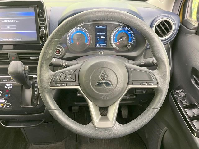 �C���e���A�ɍ��킹���f�U�C���̃X�e�A�����O�́A�^�]�������̂��Ƃ��l���A�^�]���₷���`��A�傫���ł��B�����x�A���ۂɐG���Ă��m���߂��������B