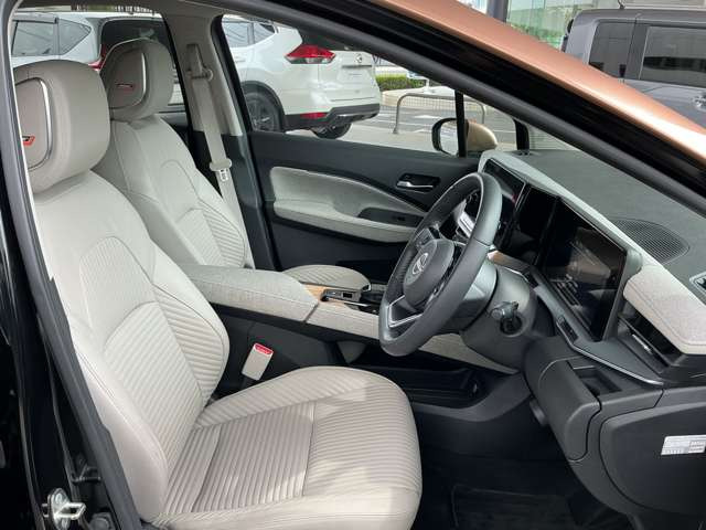 ノートオーラ1.2 G FOUR レザーエディション 4WD