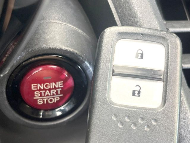 �yHonda�X�}�[�g�L�[�z�J�o����|�P�b�g�ɓ��ꂽ�܂܂ł��h�A�̎{���E�������\�ȃX�}�[�g�L�[�𑕔��B�G���W���̃I���E�I�t�����J�M�����o���K�v����������Ƃ��Ă��֗��ł���