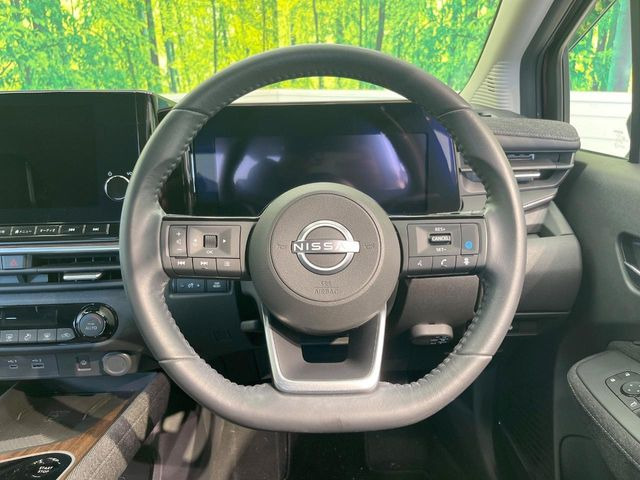�C���e���A�ɍ��킹���f�U�C���̃X�e�A�����O�́A�^�]�������̂��Ƃ��l���A�^�]���₷���`��A�傫���ł��B�����x�A���ۂɐG���Ă��m���߂��������B
