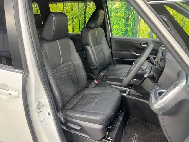 運転席シート廻りは使用感も少なく、良好な状態となっています。前オーナー様が丁寧に使っていたことがよくわかりますね。