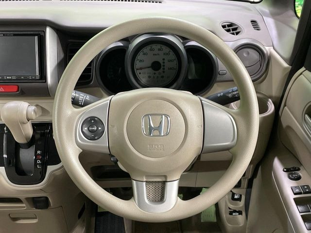�C���e���A�ɍ��킹���f�U�C���̃X�e�A�����O�́A�^�]�������̂��Ƃ��l���A�^�]���₷���`��A�傫���ł��B�����x�A���ۂɐG���Ă��m���߂��������B