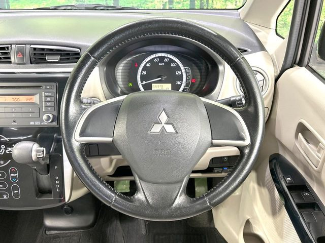 �C���e���A�ɍ��킹���f�U�C���̃X�e�A�����O�́A�^�]�������̂��Ƃ��l���A�^�]���₷���`��A�傫���ł��B�����x�A���ۂɐG���Ă��m���߂��������B
