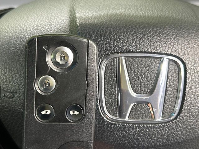 �yHonda�X�}�[�g�L�[�z�J�o����|�P�b�g�ɓ��ꂽ�܂܂ł��h�A�̎{���E�������\�ȃX�}�[�g�L�[�𑕔��B�G���W���̃I���E�I�t�����J�M�����o���K�v����������Ƃ��Ă��֗��ł���