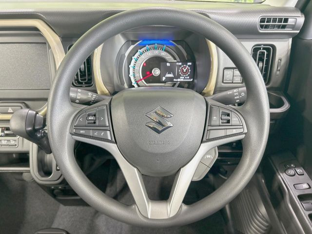 �C���e���A�ɍ��킹���f�U�C���̃X�e�A�����O�́A�^�]�������̂��Ƃ��l���A�^�]���₷���`��A�傫���ł��B�����x�A���ۂɐG���Ă��m���߂��������B