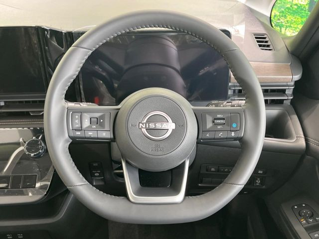 �C���e���A�ɍ��킹���f�U�C���̃X�e�A�����O�́A�^�]�������̂��Ƃ��l���A�^�]���₷���`��A�傫���ł��B�����x�A���ۂɐG���Ă��m���߂��������B