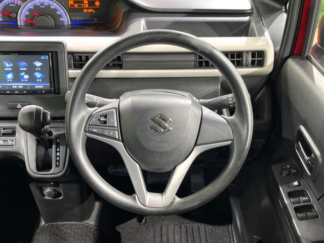 �C���e���A�ɍ��킹���f�U�C���̃X�e�A�����O�́A�^�]�������̂��Ƃ��l���A�^�]���₷���`��A�傫���ł��B�����x�A���ۂɐG���Ă��m���߂��������B