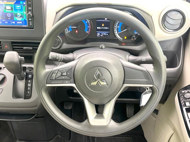 �C���e���A�ɍ��킹���f�U�C���̃X�e�A�����O�́A�^�]�������̂��Ƃ��l���A�^�]���₷���`��A�傫���ł��B�����x�A���ۂɐG���Ă��m���߂��������B