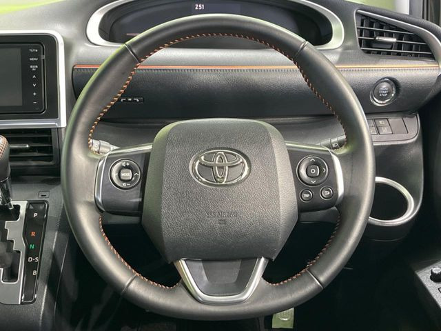 【純正革巻きステアリング】上質な革を使用することで、手にしっかり馴染みとても運転しやすいハンドルです♪