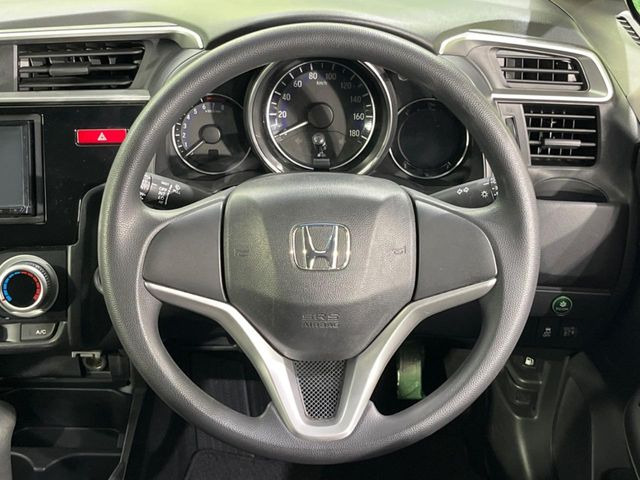 �C���e���A�ɍ��킹���f�U�C���̃X�e�A�����O�́A�^�]�������̂��Ƃ��l���A�^�]���₷���`��A�傫���ł��B�����x�A���ۂɐG���Ă��m���߂��������B