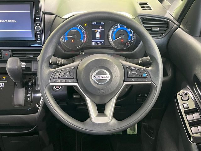 �C���e���A�ɍ��킹���f�U�C���̃X�e�A�����O�́A�^�]�������̂��Ƃ��l���A�^�]���₷���`��A�傫���ł��B�����x�A���ۂɐG���Ă��m���߂��������B