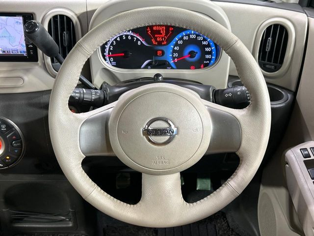 �C���e���A�ɍ��킹���f�U�C���̃X�e�A�����O�́A�^�]�������̂��Ƃ��l���A�^�]���₷���`��A�傫���ł��B�����x�A���ۂɐG���Ă��m���߂��������B