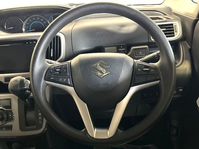 �C���e���A�ɍ��킹���f�U�C���̃X�e�A�����O�́A�^�]�������̂��Ƃ��l���A�^�]���₷���`��A�傫���ł��B�����x�A���ۂɐG���Ă��m���߂��������B
