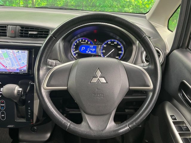 �C���e���A�ɍ��킹���f�U�C���̃X�e�A�����O�́A�^�]�������̂��Ƃ��l���A�^�]���₷���`��A�傫���ł��B�����x�A���ۂɐG���Ă��m���߂��������B