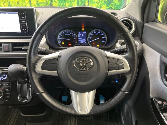 �C���e���A�ɍ��킹���f�U�C���̃X�e�A�����O�́A�^�]�������̂��Ƃ��l���A�^�]���₷���`��A�傫���ł��B�����x�A���ۂɐG���Ă��m���߂��������B