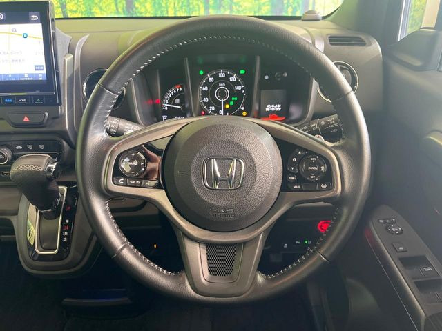 �C���e���A�ɍ��킹���f�U�C���̃X�e�A�����O�́A�^�]�������̂��Ƃ��l���A�^�]���₷���`��A�傫���ł��B�����x�A���ۂɐG���Ă��m���߂��������B