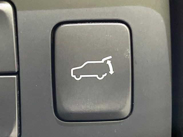 【パワーバックドア】スマートキーや運転席のボタンを押すだけでリアゲートが自動で開閉します!荷物を持っている時や、高い位置にあるバックドアを閉める際に便利な機能です♪