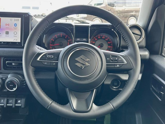 【純正革巻きステアリング】上質な革を使用することで、手にしっかり馴染みとても運転しやすいハンドルです♪