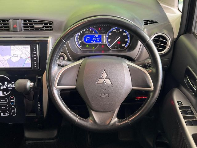 �C���e���A�ɍ��킹���f�U�C���̃X�e�A�����O�́A�^�]�������̂��Ƃ��l���A�^�]���₷���`��A�傫���ł��B�����x�A���ۂɐG���Ă��m���߂��������B