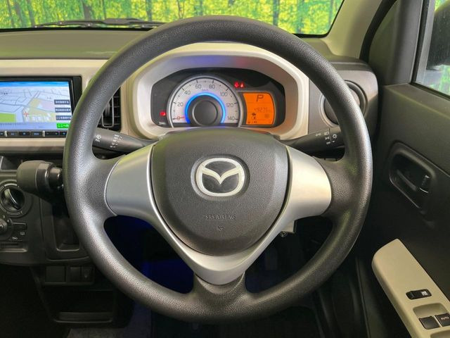 �C���e���A�ɍ��킹���f�U�C���̃X�e�A�����O�́A�^�]�������̂��Ƃ��l���A�^�]���₷���`��A�傫���ł��B�����x�A���ۂɐG���Ă��m���߂��������B