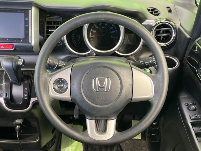 �C���e���A�ɍ��킹���f�U�C���̃X�e�A�����O�́A�^�]�������̂��Ƃ��l���A�^�]���₷���`��A�傫���ł��B�����x�A���ۂɐG���Ă��m���߂��������B