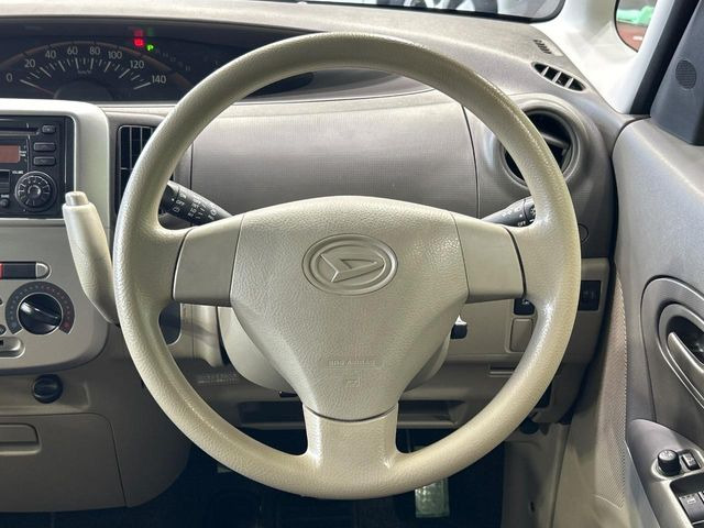 �C���e���A�ɍ��킹���f�U�C���̃X�e�A�����O�́A�^�]�������̂��Ƃ��l���A�^�]���₷���`��A�傫���ł��B�����x�A���ۂɐG���Ă��m���߂��������B