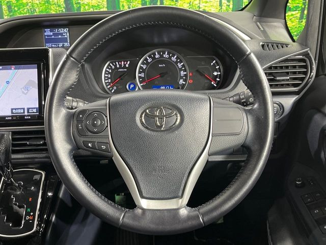 �C���e���A�ɍ��킹���f�U�C���̃X�e�A�����O�́A�^�]�������̂��Ƃ��l���A�^�]���₷���`��A�傫���ł��B�����x�A���ۂɐG���Ă��m���߂��������B