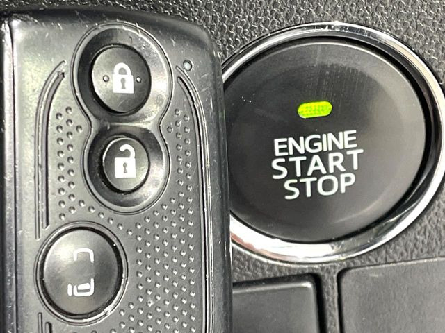 【キーフリーシステム】カバンやポケットに入れたままでもドアの施錠・解錠が可能なスマートキーを装備。エンジンのオン・オフ時もカギを取り出す必要が無いからとっても便利です♪
