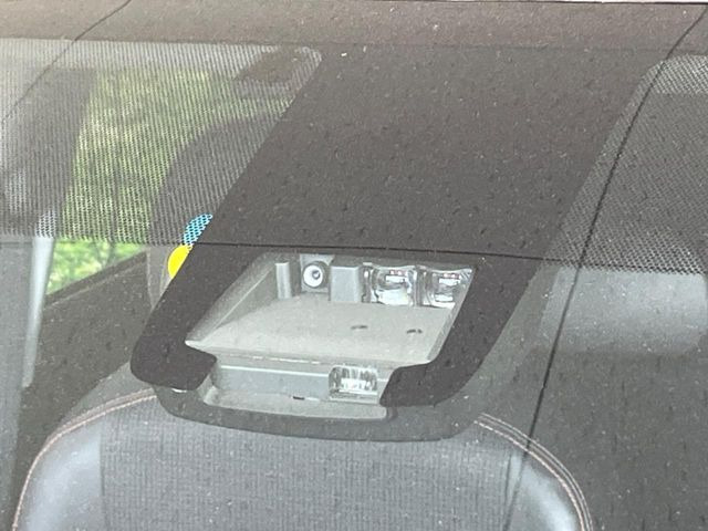 【トヨタセーフティセンス】走行中に前方の車両等を認識し、衝突しそうな時は警報とブレーキで衝突回避と被害軽減をアシスト。より安全にドライブをお楽しみいただけます。